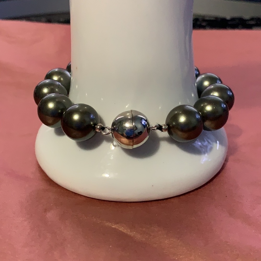 NWOT CHARCOL COLORED PEARL BRACELET